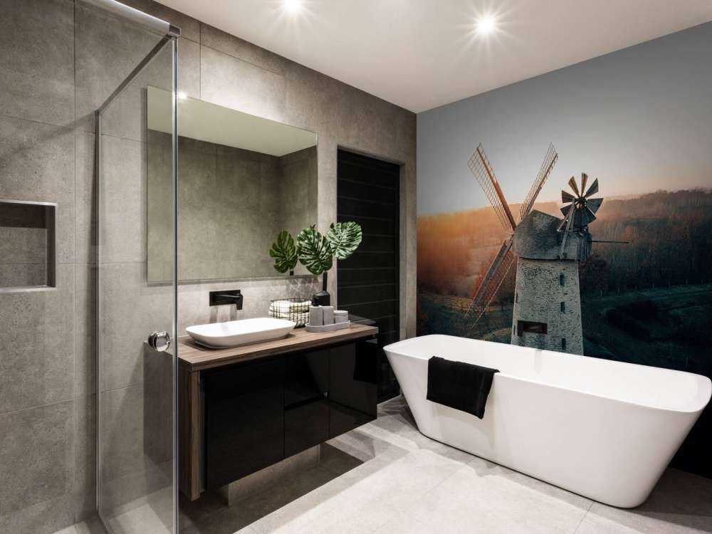 Vindmølle i vakkert lys ved solnedgang