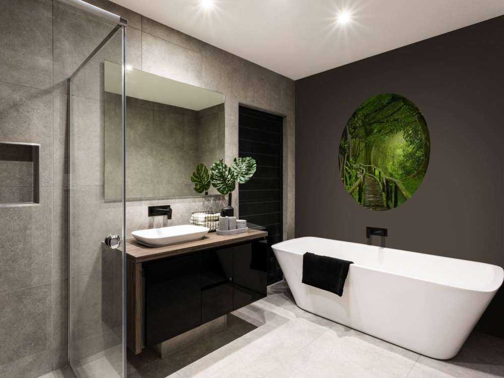 Träbro till och med en grön djungel