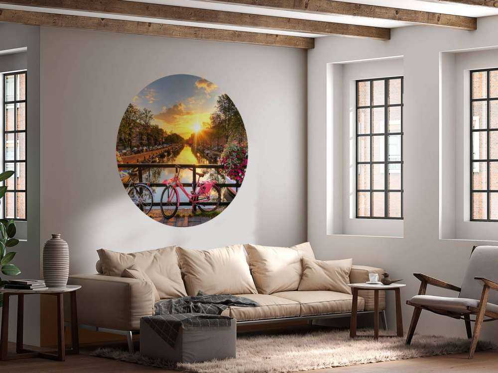 Cykla på en bro med blommor