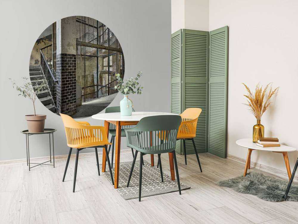 Gammalt hisschakt med trappor