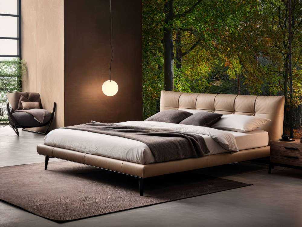 Stigen med löv genom skogen