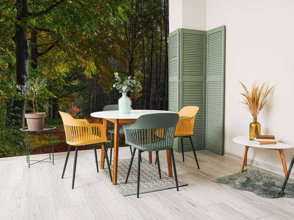 Stigen med löv genom skogen