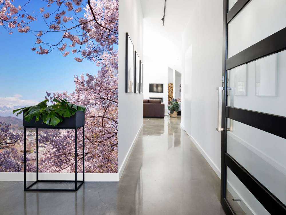 Rosa blommor med berg