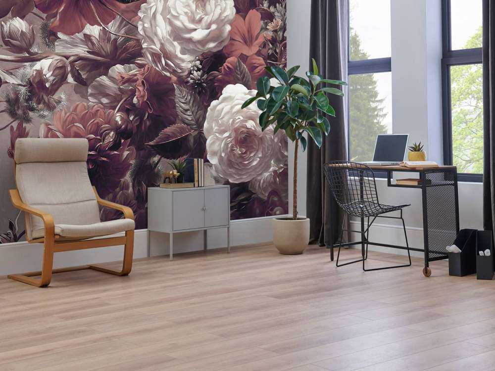 Stort blomsterarrangemang med orange vallmo