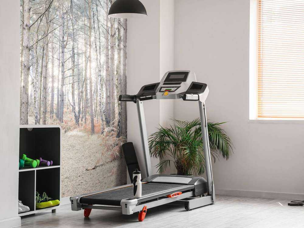 Sandväg genom skogen