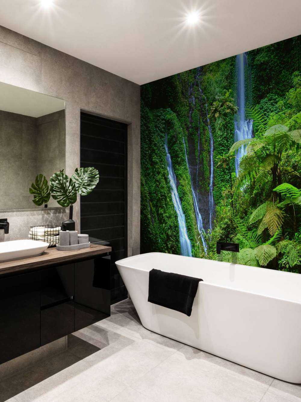 Grøn jungle og vandfald