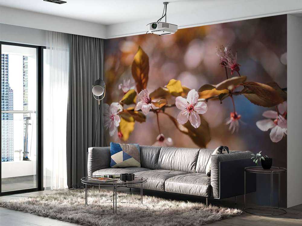 Lyserøde blomster og brune blade