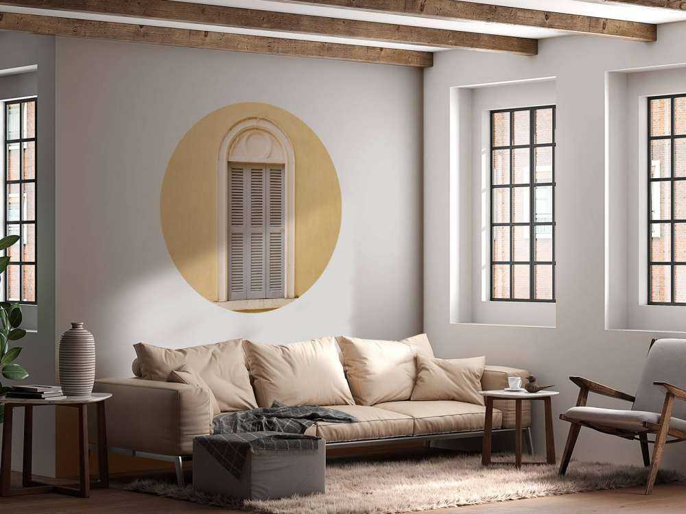 Vindue med træskodder på gul væg