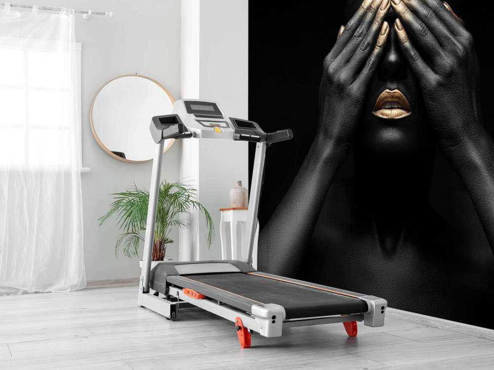 Kvinne med hendene foran øynene