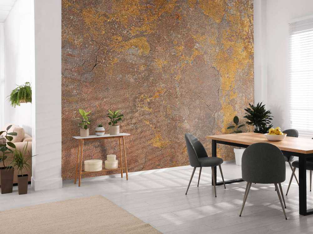 Gammel vegg med gul stdk