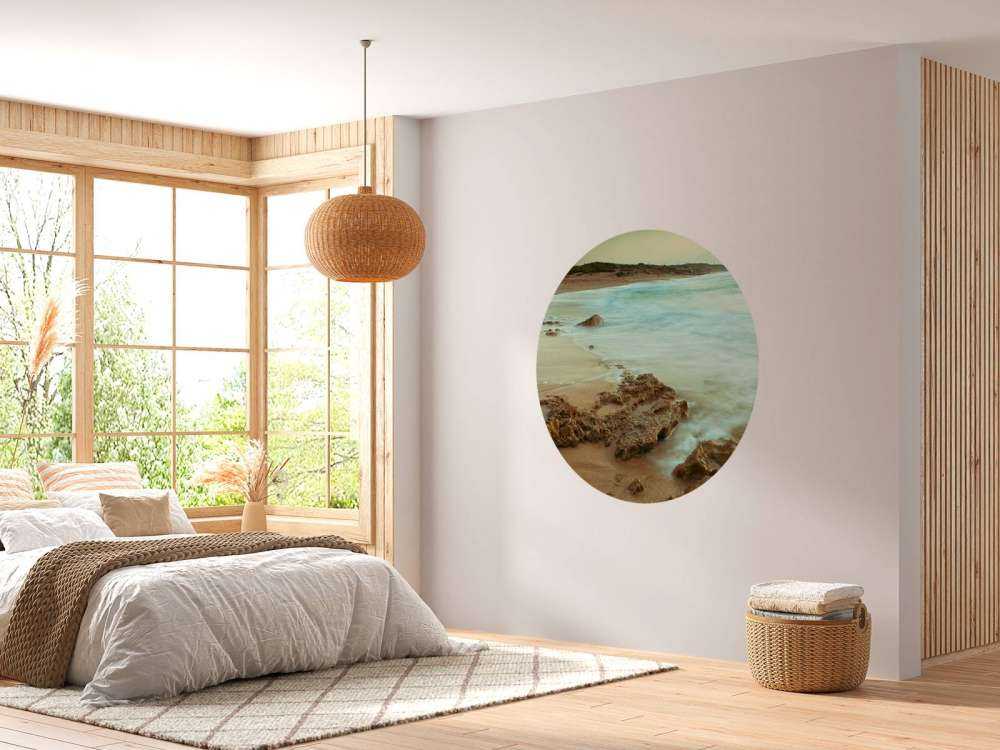 Rolig strand med steiner