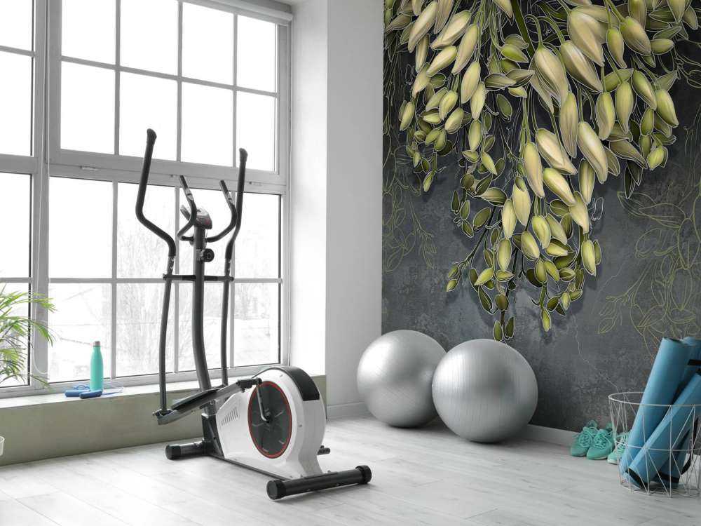 Hvite blomster kalyxer på en mørk grå betongkonstruksjon