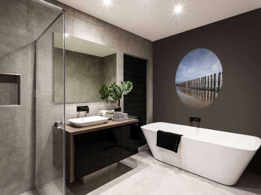 Molo av tre på kysten ved Cadzand bad