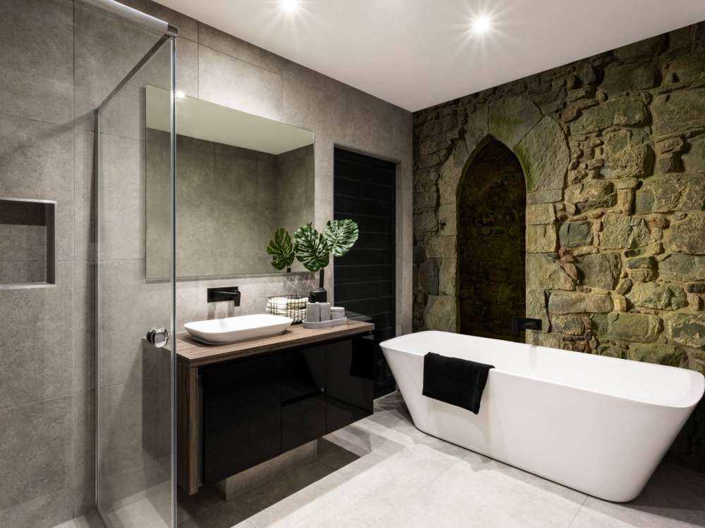 Gammal vägg med passage