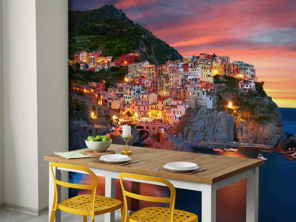 Italiensk stad vid solnedgången