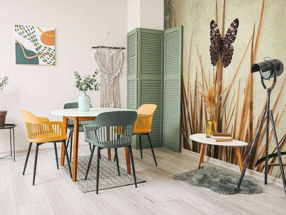 Fjäril vid gammal vägg