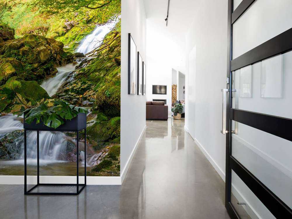 Vattenfall mitt i skogen