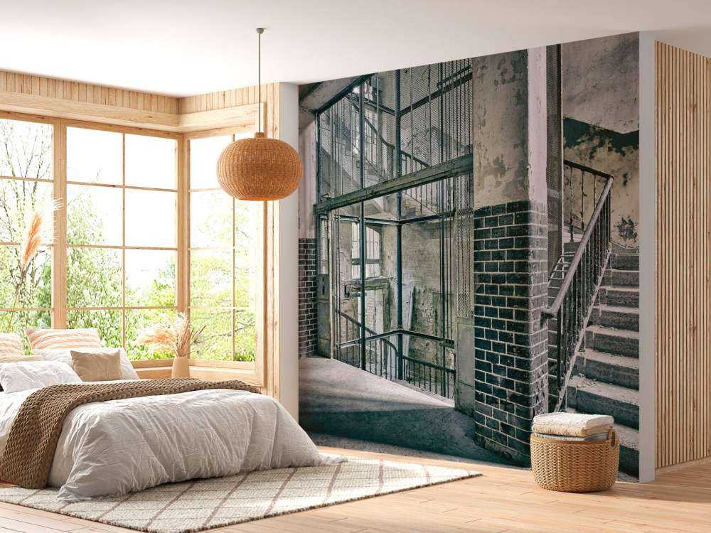 Gamla trappor och hisschakt