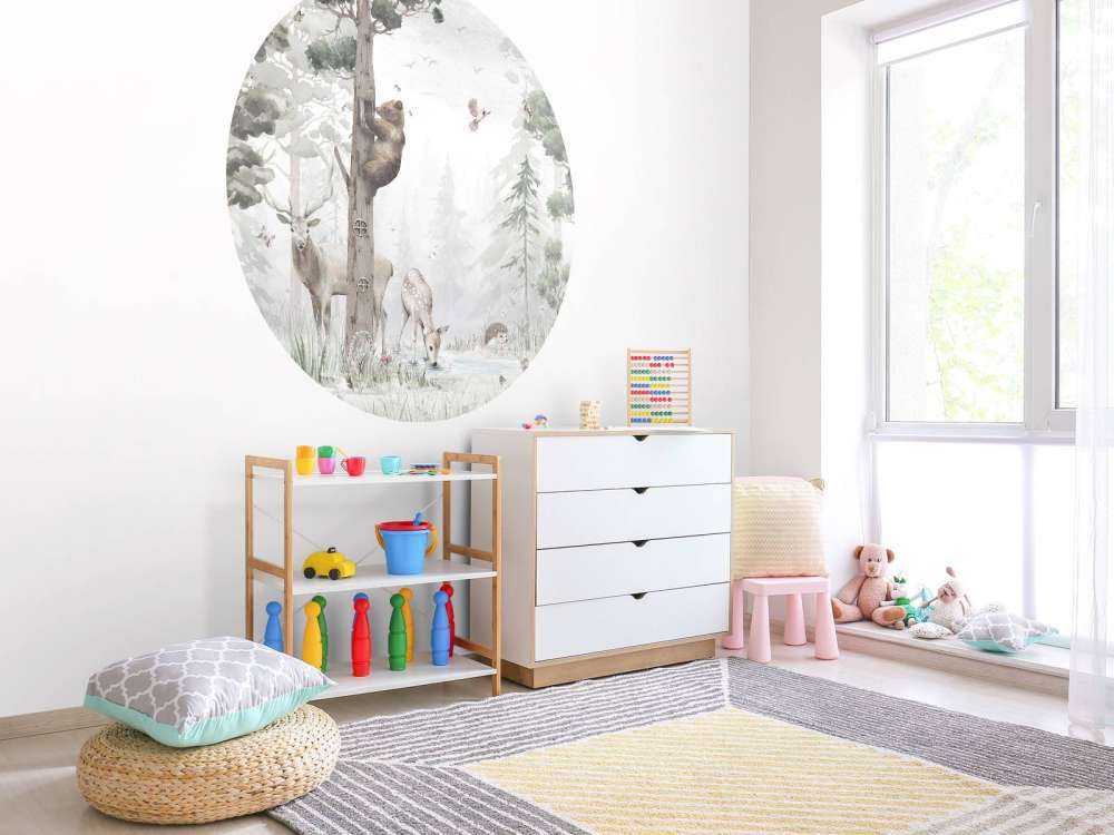 Vildt liv i midten af skoven