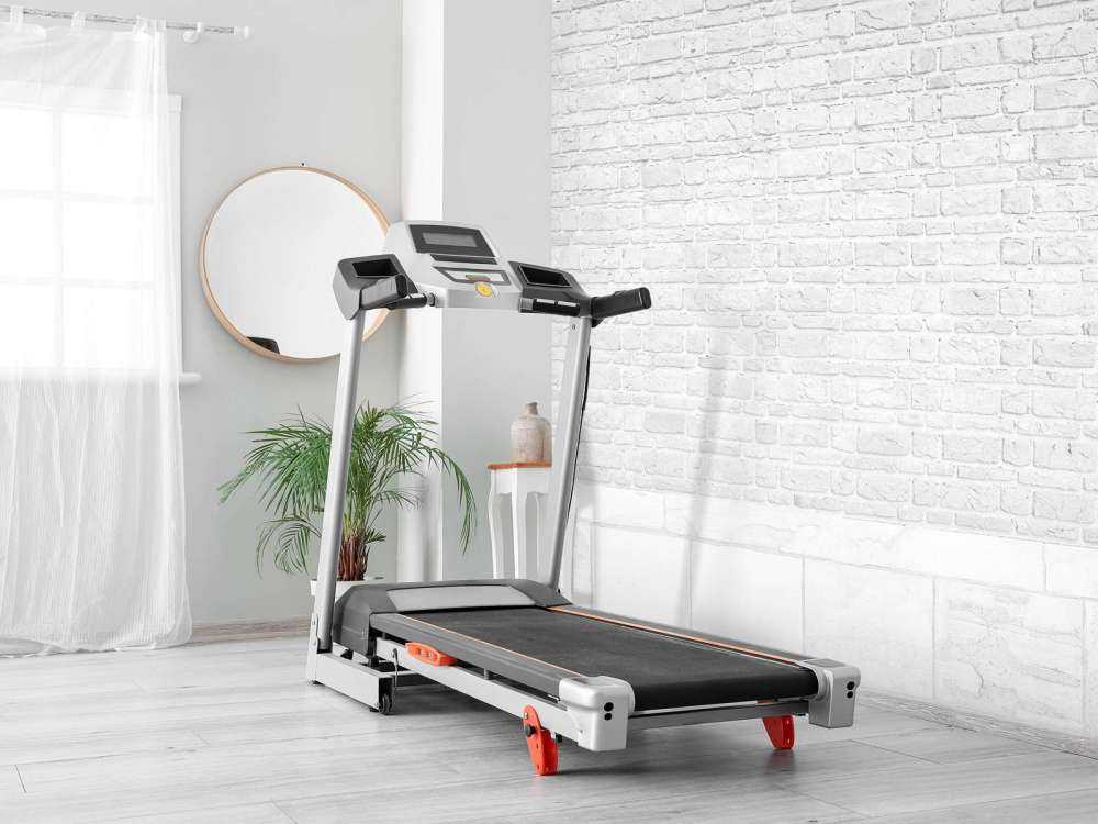 Hvite steiner med gammel betong