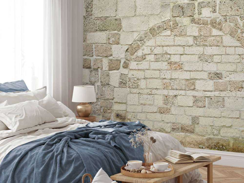 Gammel steinvegg med bue