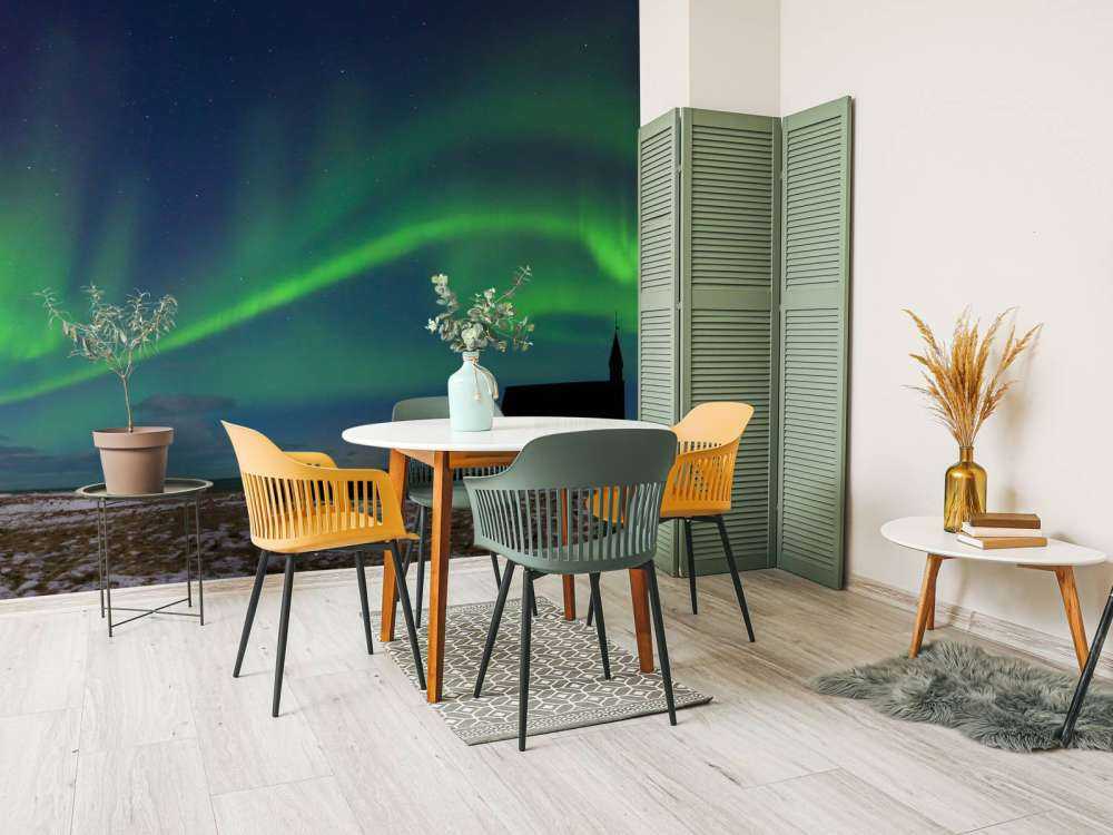 Nordlys over en kirke