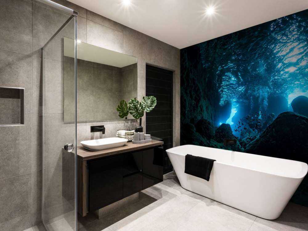 Solstråler i hulen under vann