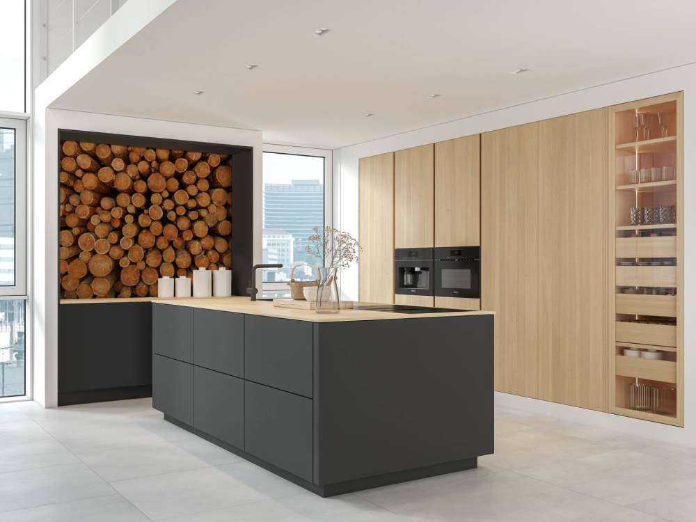 Hög med mörka trädstammar