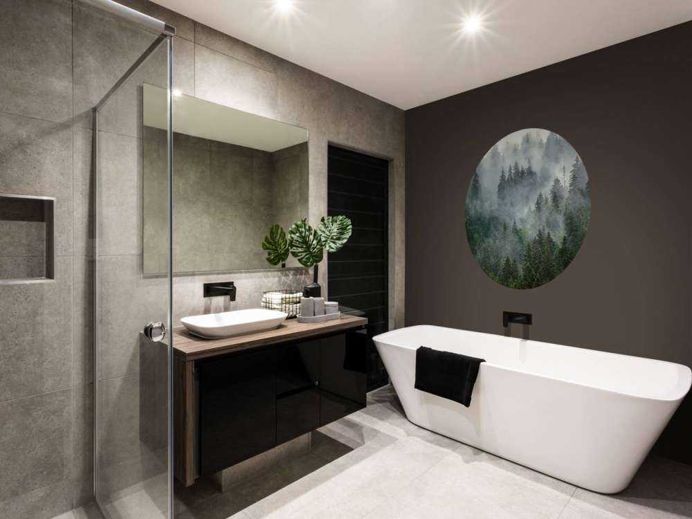 Dimmigt landskap med gröna träd