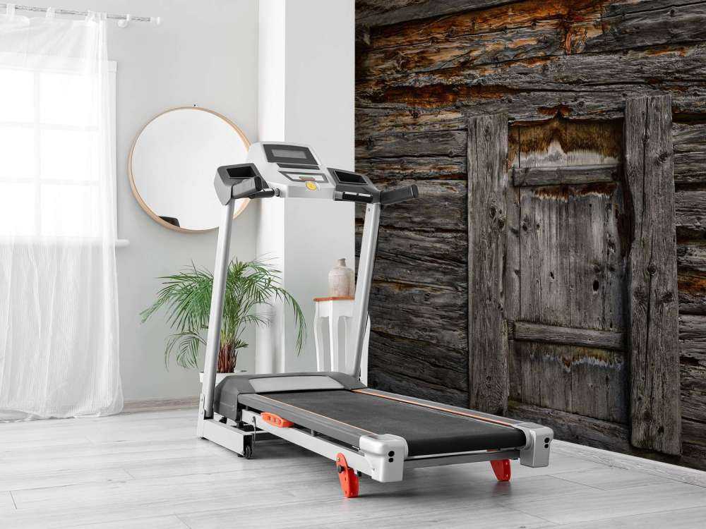 Mörkt trä med dörr