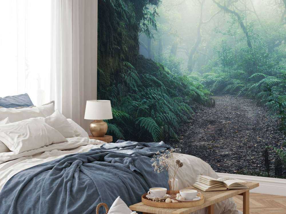 Grön dimmig skog
