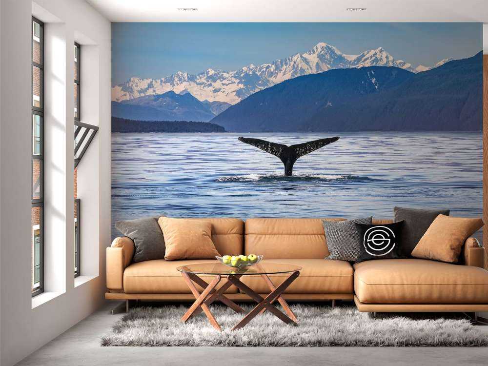 Dykhval med berg i bakgrunden