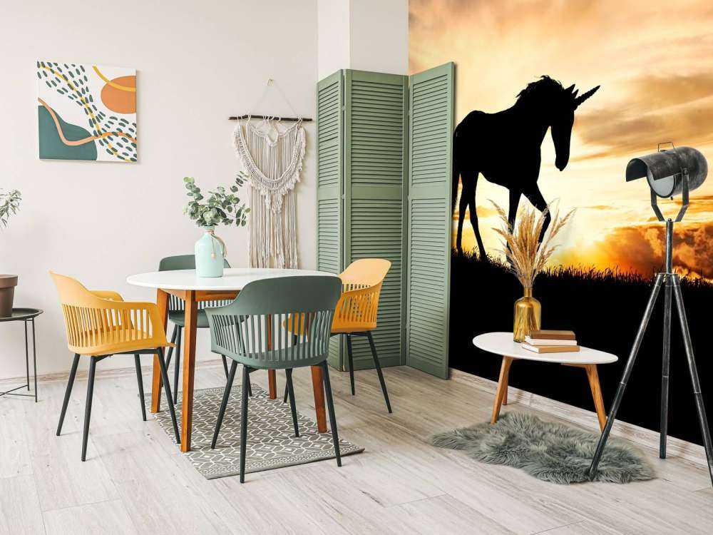 Silhuet af en enhjørning ved solnedgang