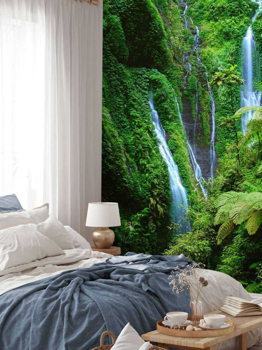 Grøn jungle og vandfald