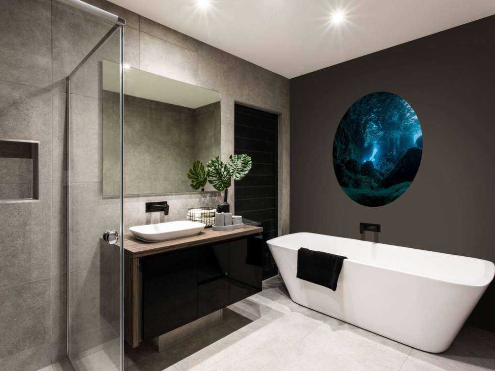 Solstråler i en undervandsgrotte