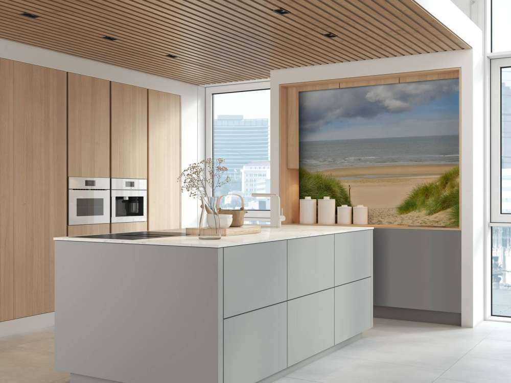 Solopgang på stranden ved kysten