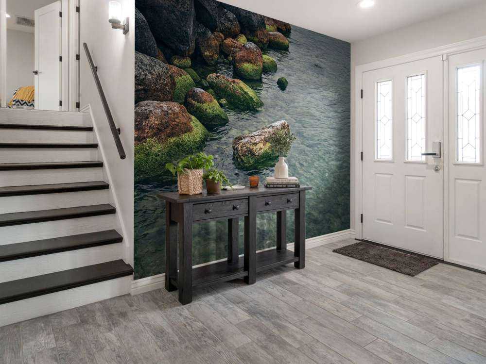 Klipper ved bjergsø