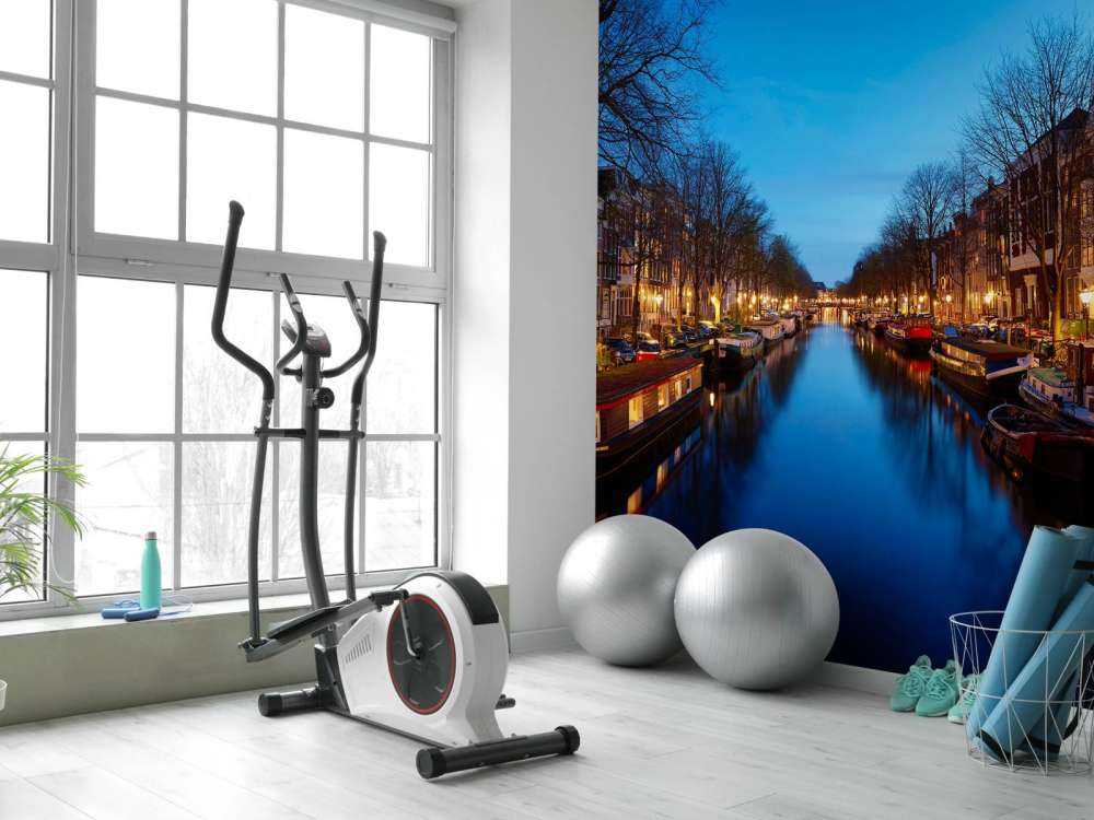 Husbåter langs den opplyste kanalen