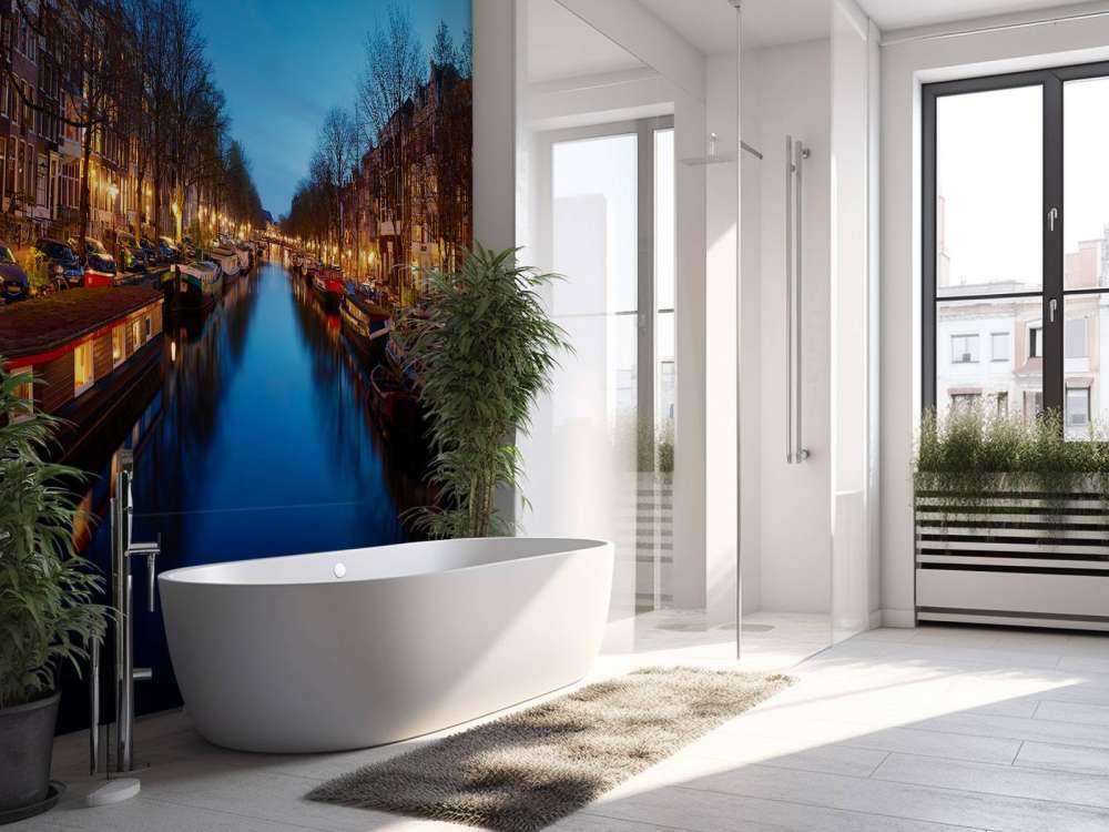 Husbåter langs den opplyste kanalen