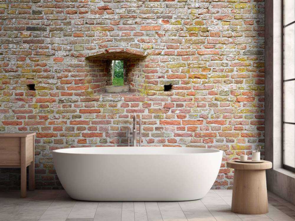 Bymur med utsikt gjennom