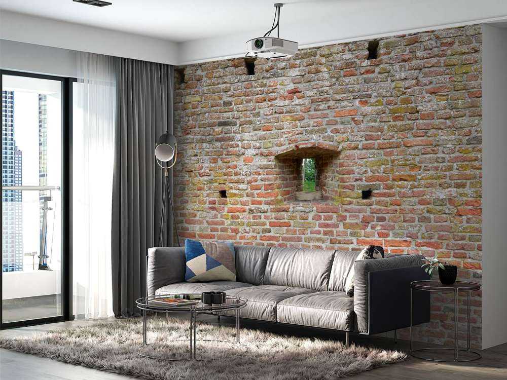 Bymur med utsikt gjennom