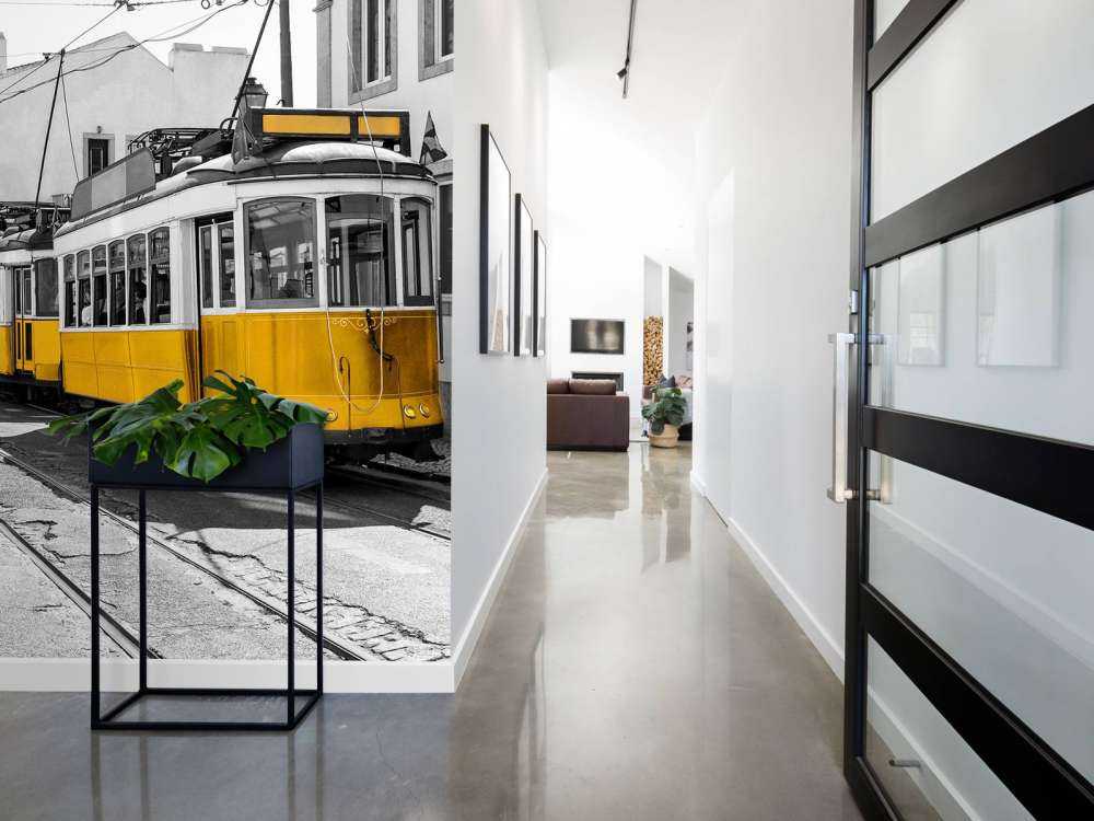 Gul trikk i en svart og hvit gate