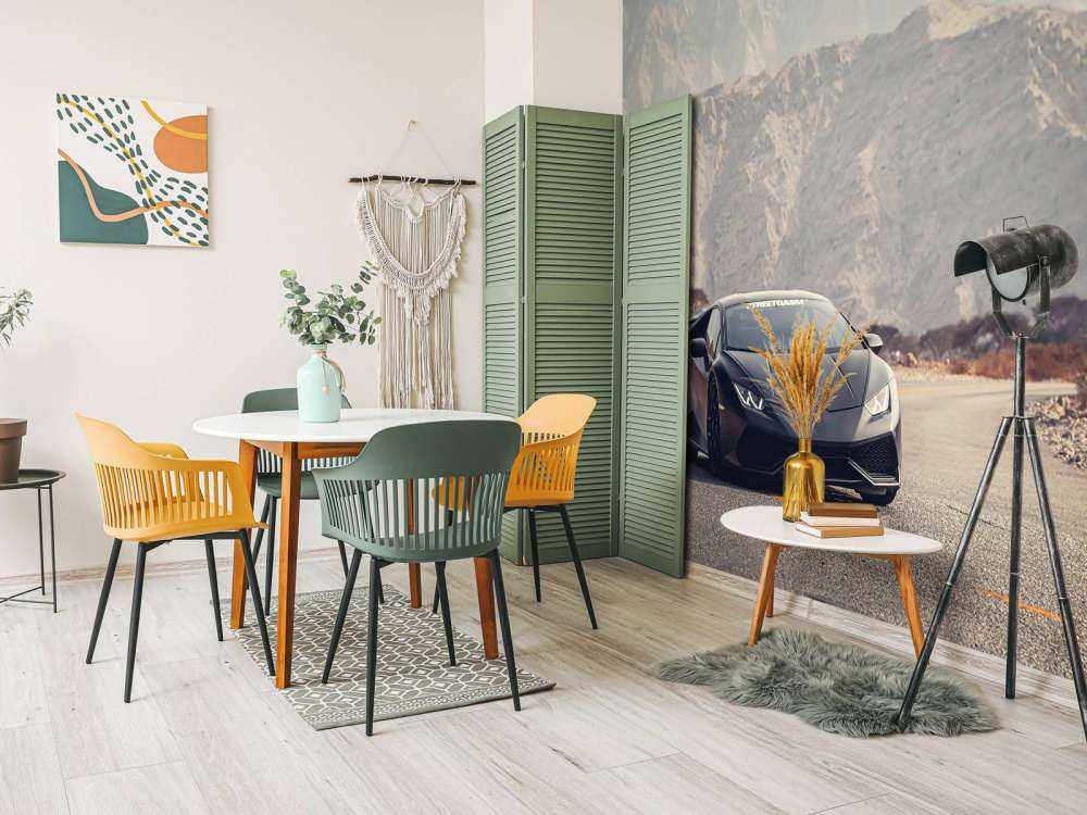 Svart superbil i ørkenen