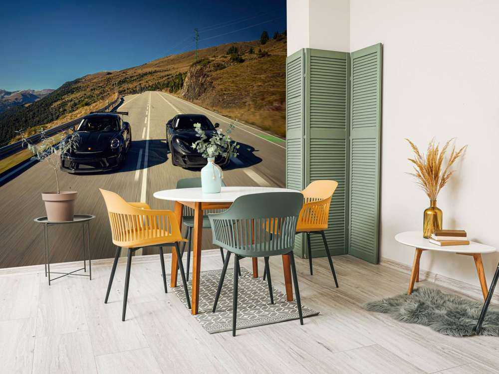 Svart superbiler i fjellene