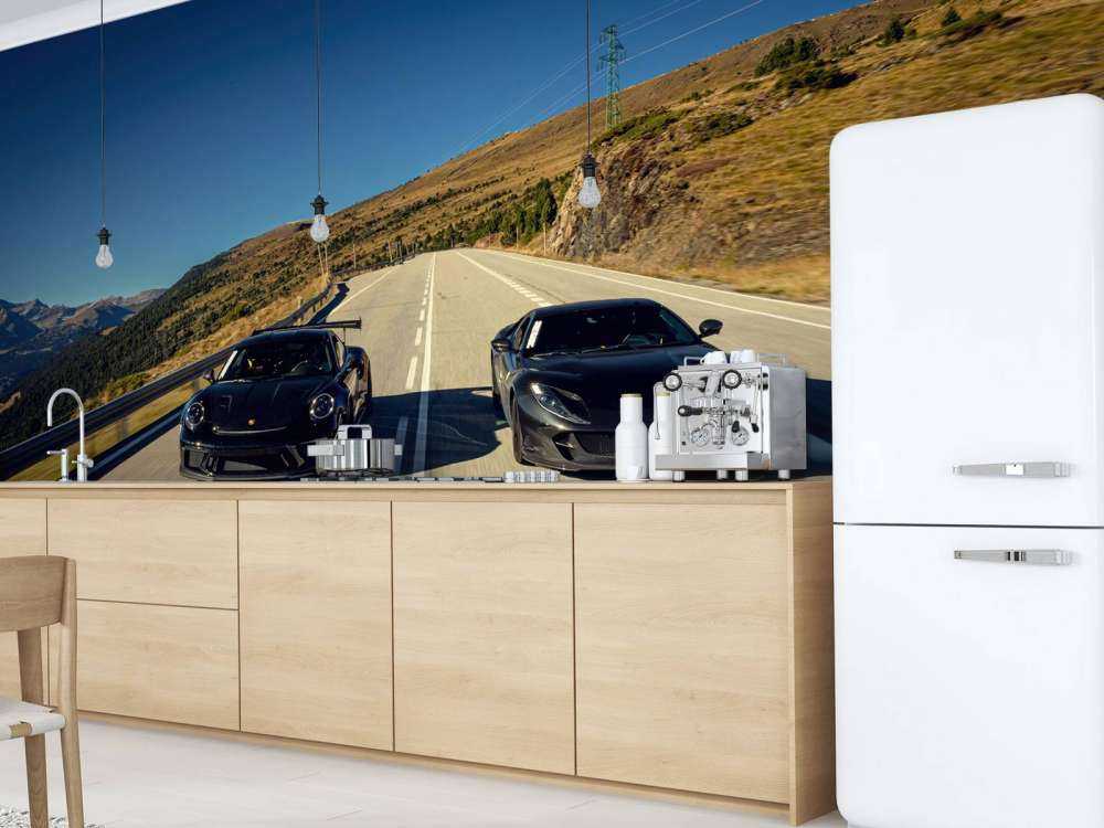 Svart superbiler i fjellene