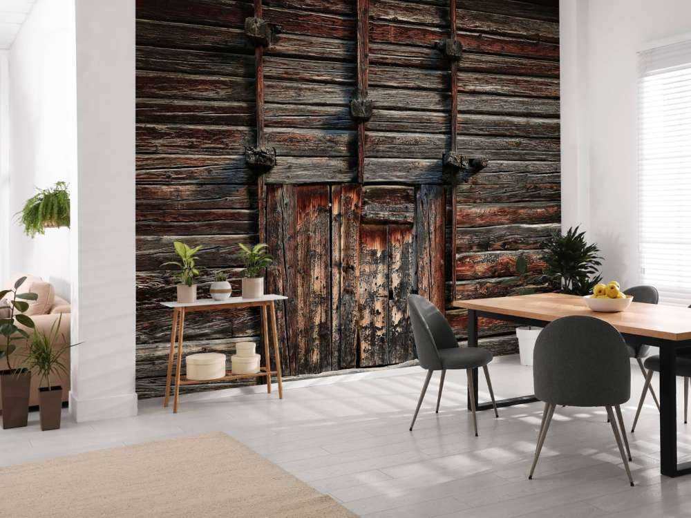 Gammelt tre med bjelker