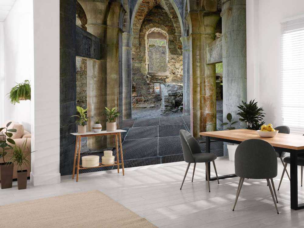 Forlatt bygning med buer