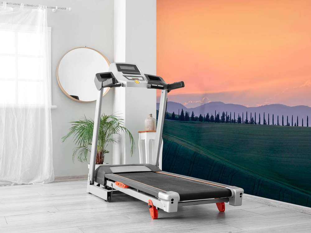 Italiensk landskap med oransje himmel