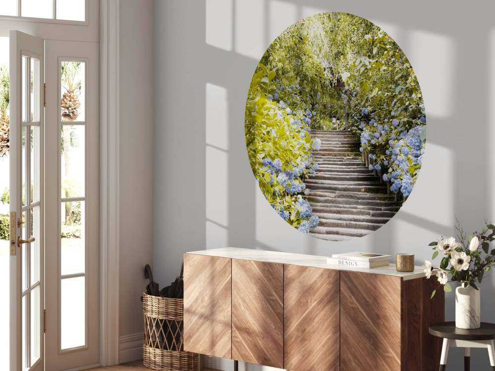 Blå blomster i parken