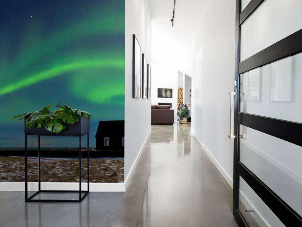 Nordlys over en kirke